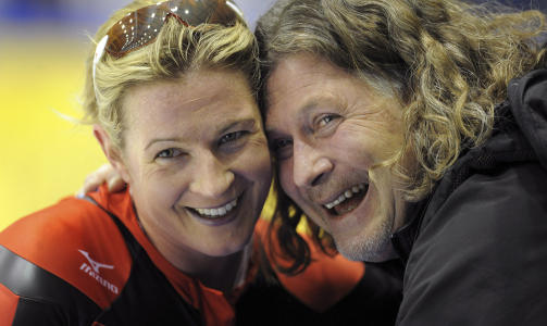 TRENTE MED NORGE: Claudia Pechstein f�r en klem av den norske landslagstreneren Peter Mueller. Den tyske sk�ytelegenden har trent mye med det norske landslaget. Foto: REUTERS