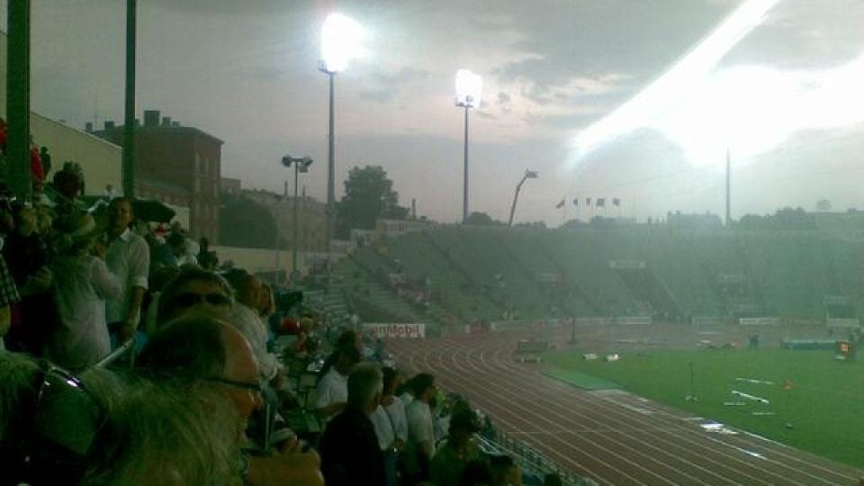 TOMME TRIBUNER: Bislett Stadion er utsolgt, men det s� ikke s�nn ut da det verste v�ret la seg over stadion. Foto: EIRIK WINSNES