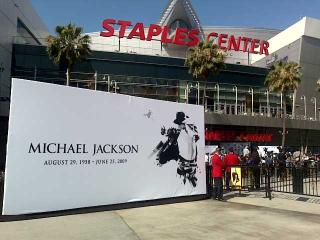 MINNESTED: Den offentlige minnestunden finner sted p� sportsarenaen Staples Center i Los Angeles sentrum. Foto: GEIR BARSTEIN