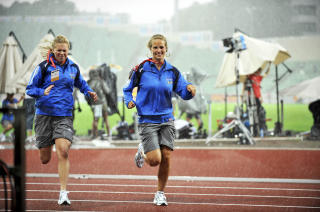 M�TTE R�MME UNNA: Disse jentene m�tet s�ke ly da regn og torden braket l�s over Bislett stadion. Foto: ERIK BERGLUND