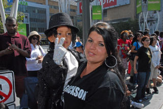 GR�T: Adriana Ortiz gr�t over tanken p� at hun kanskje ikke f�r ta del i Jackson-minnestunden. P� arma har hun s�nnen Victor Chupina (5). Foto: GEIR BARSTEIN
