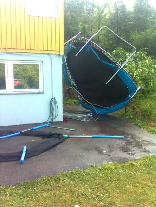  TRAMPOLINE:  Denne trampolinen i Nittedal tok av som en ballong og krasjlandet i et hushj�rne f�rti meter unna: MMS-foto: 2400-tipser.