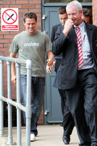 P� PLASS: Her forlater Michael Owen g�rsdagens medisinske unders�kelse p� Bridgewater sykehus i Manchester. Foto: AFP