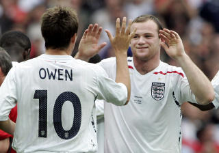 LAGKAMERATER: N� blir Michael Owen lagkamerat med Wayne Rooney. Kanskje f�r Owen ogs� flere sjanser p� landslaget som f�lge av overgangen. Foto: AP