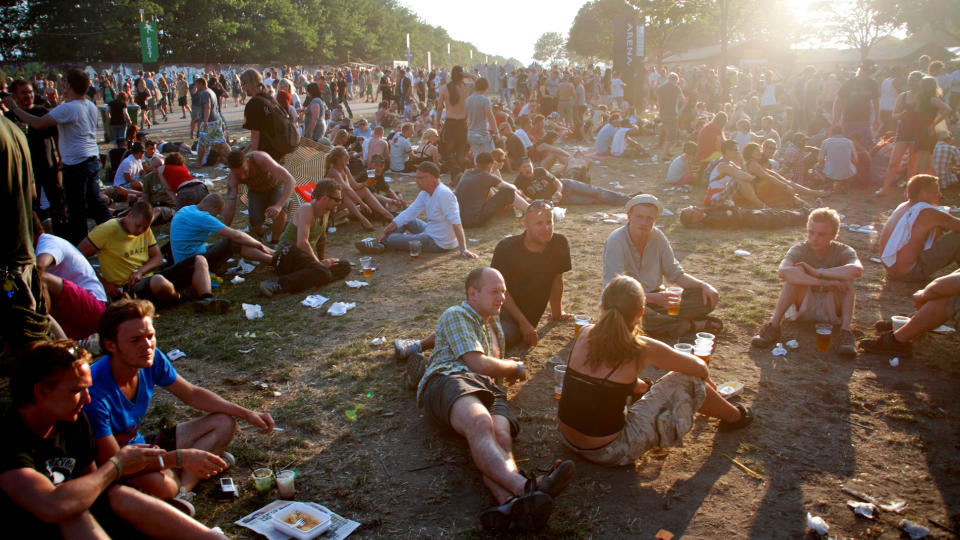 IDYLL P� ROSKILDE: Men politiet f�r ogs� sitt � gj�re n�r over 65 000 samles til musikkfestival. Foto: P�L NORDSETH