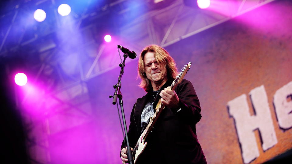 HARDT SKADET: Hellbillies-vokalist  Aslag Haugen skadet seg hardt da han falt ned fra scenen p� Skippagurra-festivalen i g�r kveld. Bandet m� n� avlyse flere konserter. Arkivfoto: Thomas Rasmus Skaug/Dagbladet