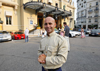 ARBEIDSLEDIG PARKERER: Christoph parkerer til daglig luksusbiler for gjestene p� Casinoet i Monte Carlo. I dag blir han arbeidsledig fordi Casinoplassen er stengt av for Tour de France-rytterne. - Det gj�r ikke s� mye fordi alle de rikeste av de rike har forlatt byen. De er ikke interessert i sykkel, sier parkereren som har kj�rt noen av verdens flotteste biler mer bakover enn framover. - Porscher og Range Rovere er de letteste � parkerer, sier Christop til Dagbladet. Foto: ARNT E. FOLVIK