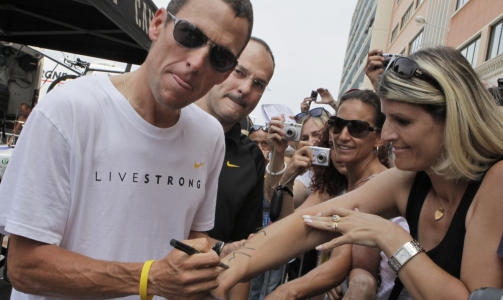 SIGNERINGSFERD: Lance Armstrong skrev autografer da han m�tte fansen i dag tidlig. Foto: AP