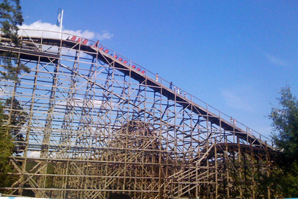 STOPPET OPP: Berg-og-dal-banen ThunderCoaster p� Tusenfryd stoppet plutselig opp, og folk m�tte g� ned den 39 meter h�ye attraksjonen. FOTO: FRODE STIAN ANDERSEN