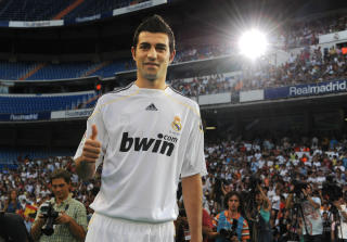 HYLLET: Raul Albiol fikk ogs� sin tilm�lte tid i rampelyset p� Santiago Bernabeu da han skrev under for Real Madrid tidligere i uka.Foto: SCANPIX/AFP PHOTO/JAVIER SORIANO.