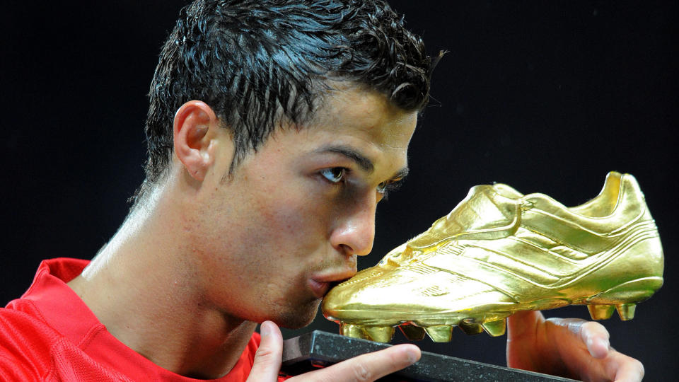 NY GULLGUTT: Mandag presenteres verdens dyreste fotballspiller som Real Madrids ferskeste ervervelse. Prislappen tynger imidlertid ikke Cristiano Ronaldo nevneverdig.Foto: SCANPIX/AFP PHOTO/ANDREW YATES