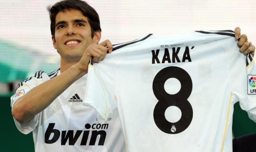 KAOS: 50 000 mennesker m�tte opp p� Santiago Bernabeu for � hylle Kak� da han ikledde seg den hvite Real-drakta for f�rste gang. Cristiano Ronaldo bryr seg fint lite om hvor mange som kommer for � se ham gj�re det samme.Foto: SCANPIX/AFP PHOTO / JAVIER SORIANO
