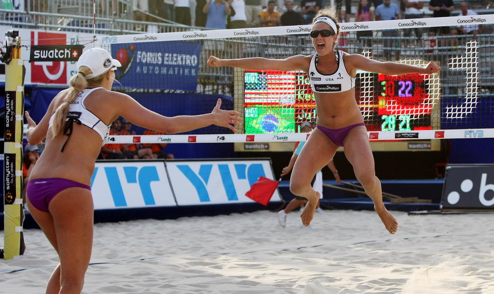 HOPPENDE GLADE GULLJENTER: Jen Kessy (t.v.) og April Ross fra USA jubler etter at de slo Juliana Felisberta Silva og Larissa Franca fra Brasil i finalen i VM i sandvolleyball i Stavanger l�rdag kveld.
Foto: Alf Ove Hansen/ SCANPIX