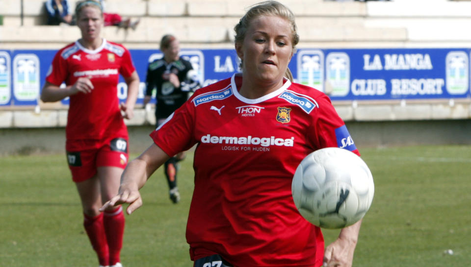 MATCHVINNER: Lene Mykj�land s�rget med sine to scoringer for at R�a tar EM-pause p� tabelltoppen etter 4-2 seieren over Fl�ya.
Foto:  Bj�rn Sigurds�n  / SCANPIX