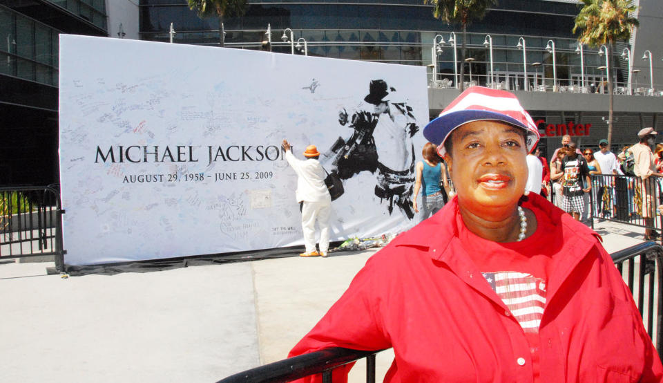 HENGIVEN: Rose Johnson Brown skulle egentlig feiret 4. juli med datteren - men har isteden tatt oppstilling utenfor Staples Center, i h�p om � vinne billetter til bisettelsen av idolet Michael Jackson. Foto: GEIR BARSTEIN/DAGBLADET
