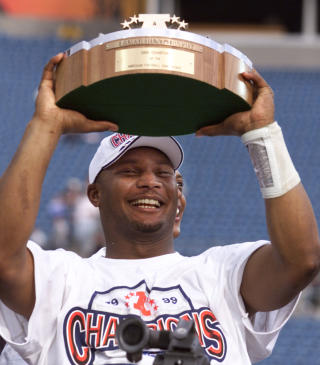 PROFILERT: Steve McNair var en av de beste quarterbackene i sin generasjon i NFL. Han ble s� seint som i 2003 k�ret til den mest verdifulle spilleren i amerikansk fotball.Foto: SCANPIX/Pierre DuCharme/REUTERS
