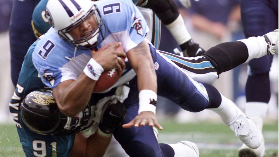 FUNNET D�D: Tidligere Tennesse Titans quarterback Steve McNair (nr. 9) ble l�rdag funnet d�d i Nashville.Foto: SCANPIX/Pierre DuCharme/REUTERS