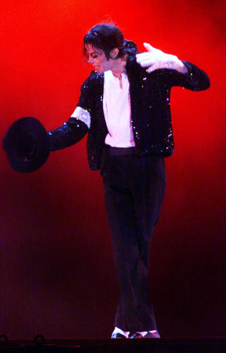 ELSKET: Michael Jackson, her under en opptreden i Tyskland i 1999, d�de forrige torsdag. Han ble 50 �r gammel. Foto: MICHAEL DALDER/REUTERS/SCANPIX