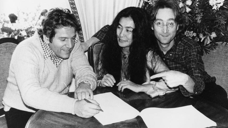 MED STJERNENE: Allen Klein med Yoko Ono og John Lennon i 1977. Klein overtok som Beatles-manager etter Brian Epsteins d�d, men etterlot seg et betydelig forretningsmessig etterspill i forbindelse med bandet og selskapet Apple. Foto: AP/SCANPIX