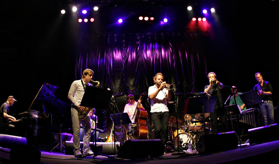 FEIRET TI�RSJUBILEUM Motif stilte mannsterke under konserten p� Kongsberg - gruppas ti�rsjubileumskonsert. F.v. H�vard Wiik, H�kon Kornstad, Petter V�gan, Ole Morten V�gan, Mathias Eick, Eivind L�nning, Mathias St�hl og Ola Kvernberg. Skjult bak trommene H�kon Mj�set. Foto: BJ�RN-OWE HOLMBERG