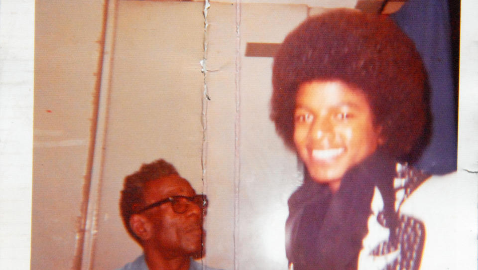 JACKSON OG EN D�ENDE MANN? Dette bildet viser angivelig Michael Jackson anno 1974 og Governor Richardson; en syk mann som d�de samme �r. Barnebarnet, Ray Richardson, st�r n� utenfor Staples Center i L.A. og vil fortelle historien og �bytte� bildet mot en sum. Foto: PRIVAT/Geir Barstein