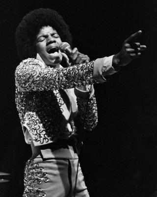 AFRO: Michael Jackson avbildet i 1974 - samme �r som Richardsons foto angivelig ble tatt. Her opptrer han med Jackson 5 p� Mill Run Playhouse. Foto: REUTERS/Allen Fredrickson/Scanpix