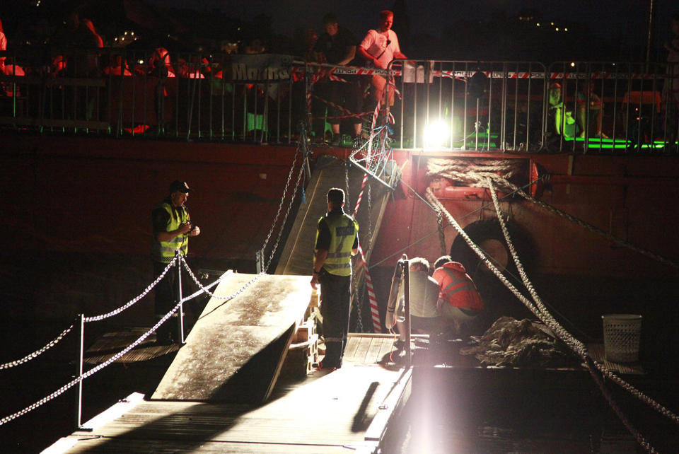 OVERBELASTET: Gangbrua over til Lekteren p� Quart-festivalen etter at landgangen ga etter for presset like over midnatt, da publikum kom fra konsert. Foto: TOR ERIK SCHR�DER/SCANPIX