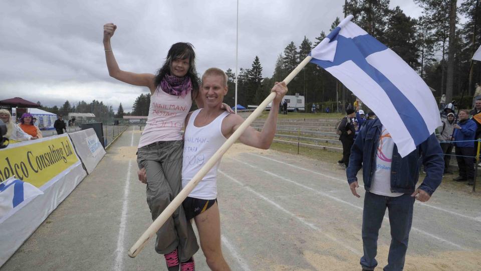 GYML�RERSHORTS: Taisto og Kristiina feirer VM-tittelen med stil. Foto: EPA/MARKKU OJALA FINLAND OUT/Scanpix