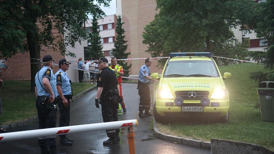 STOR POLIKIAKSJON: To menn i 20-�rene ble knivstukket i et masseslagsm�l p� Trosterud. Foto: Svein Gustav Wilhelmsen