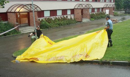 ARBEIDER P� �STEDET: Politiet gj�r unders�kelser p� Trosterud. Foto: Svein Gustav Wilhelmsen