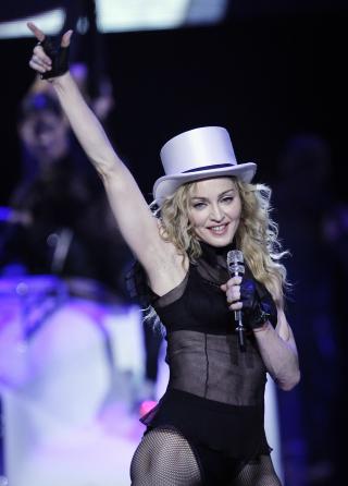 GODKJENT: Dagladets anmelder gav Madonna godkjent etter �pningsshowet i London. AP Photo/Joel Ryan