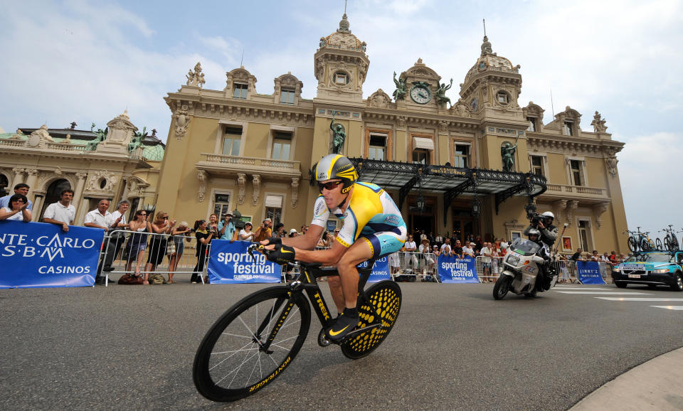 KOMMUNISERER MED FANSEN: Lance Armstrong og de andre Tour de France-syklistene skriver flere ganger om dagen meldinger p� Twitter-sidene sine. Foto: AFP