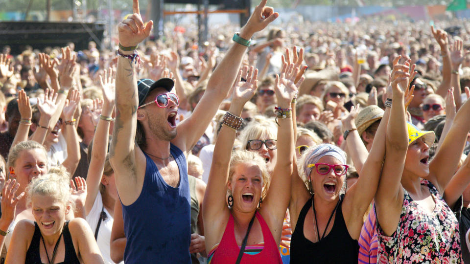 HUMOR: Mens publikum hygger seg p� festival fors�ker politiet p� Roskilde-festivalen � beholde en viss humor i jobben. Foto: SCANPIX