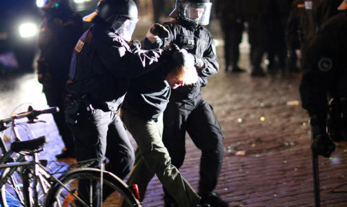 BRUTALT:  Rundt tusen personer deltok i oppt�yene etter en gatefest i Hamburg i Tyskland l�rdag. De st�tte sammen med 1800 politifolk som var p� jobb i forbindelse med gatefesten. Foto:AFP PHOTO/ROLAND MAGUNIA/Scanpix