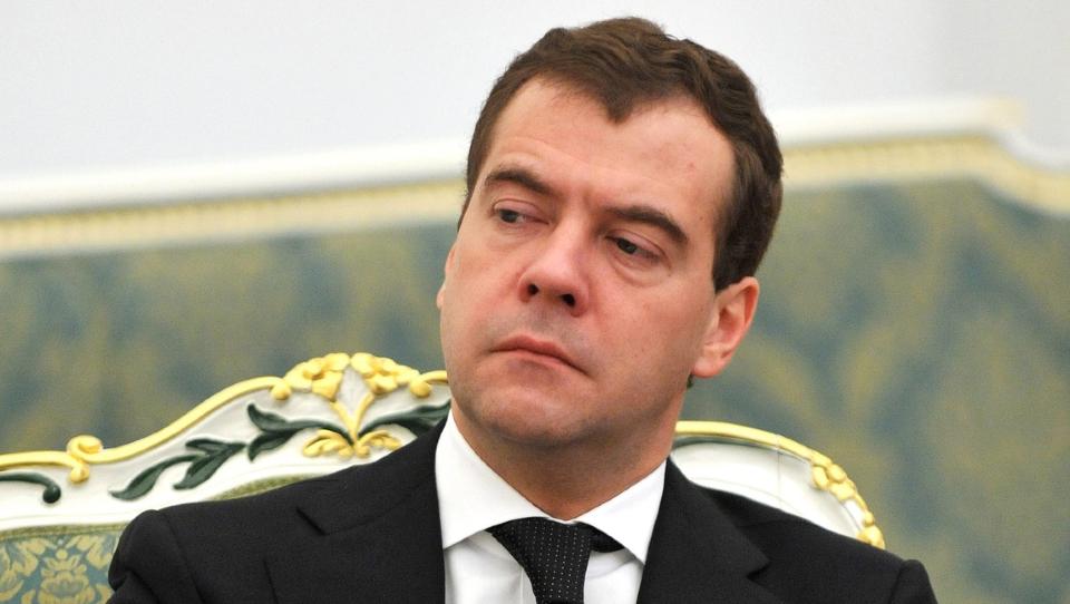 SKAL DELE HEMMELIGHETER. Russland, her ved president Dmitry Medvedev, og EU. Foto: EPA/YURI KADOBNOV / Scanpix