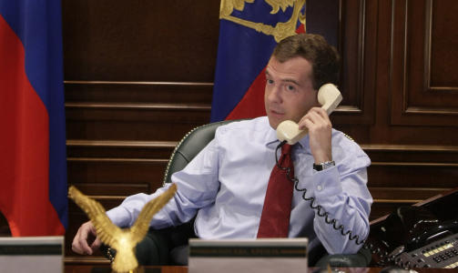 TELEFONDATE: Sist mandag snakket Dmitrij Medvedev med Barack Obama p� telefonen. I morgen m�tes de i Moskva. Foto: SCANPIX