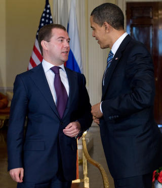 H�YDEFORSKJELL: Det er ikke bare h�yden til Obama som kan f� Medvedev til � f�le seg mindre under m�tet. - Det er to forskjellige st�rrelser som skal snakke sammen. Mens USA har over 300 millioner innbyggere, har Russlands store problemer med � holde sitt befolkningsantall oppe, sier Russlands-forsker Jakub M. Godzimirski. Foto: SCANPIX