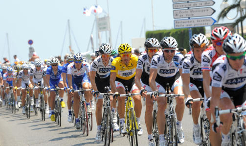 GODT BESKYTTET: Kurt Asle Arvesen og lagkameratene i Saxo Bank beskyttet Tour-leder Fabiano Cancellara, og han vil sykle i gult ogs� i morgen. Foto: AFP