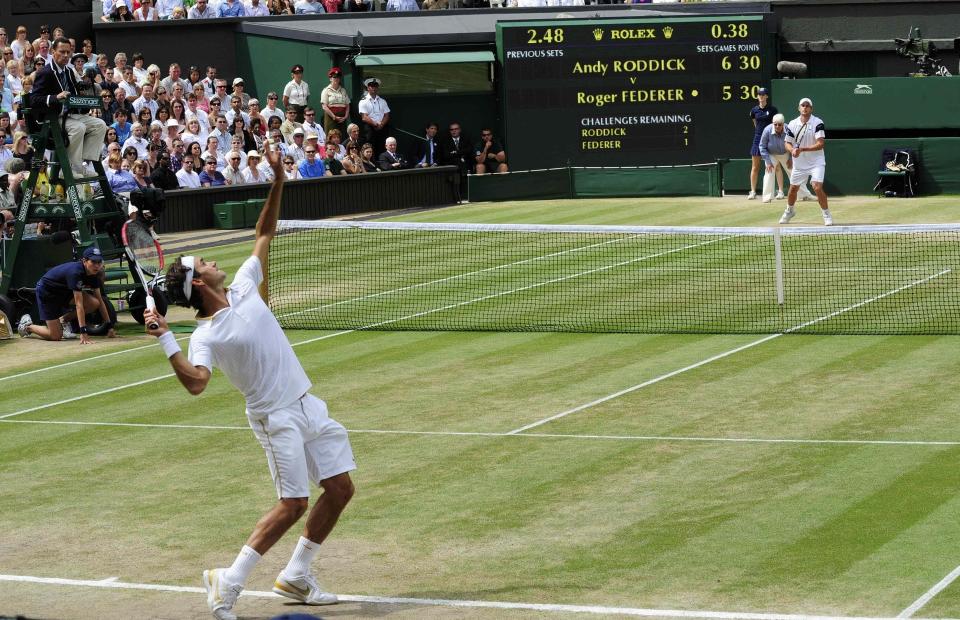 TILN�RMET FEILFRI 1: Roger Federer leverte over 50 serveess, men slet voldsomt med � f� has p� Andy Roddick.Foto: SCANPIX/REUTERS/Toby Melville