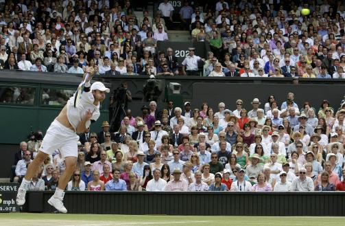 TILN�RMET FEILFRI 2: Andy Roddick holdt egen serve helt til Roger Federer klarte � bryte ham p� stillingen 15-14 i femte og avgj�rende sett.Foto: SCANPIX/REUTERS/Stefan Wermut