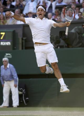 EKSTATISK: Roger Federers spontanreaksjon da han omsider klarte � bryte Andy Roddicks serve og dermed vant sin sjette Wimbledon-tittel forteller det meste om hvilken lettelse og glede som str�mmet gjennom sveitseren. Foto: SCANPIX/REUTERS/Stefan Wermuth