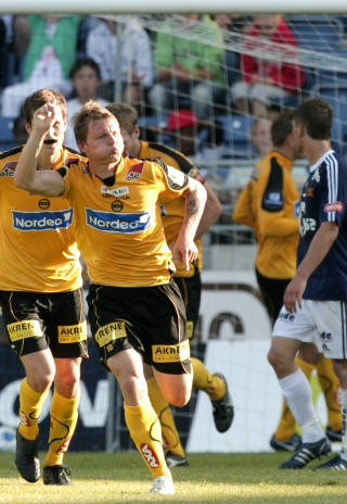 PRAKTM�L: Bj�rn Helge Riise var ikke bare sint i Stavanger. Han kunne ogs� feire en praktfull frispark-scoring som ga redusering til 3-2, men n�rmere kom ikke LSK poeng.
Foto: Stian Lysberg Solum, Scanpix
