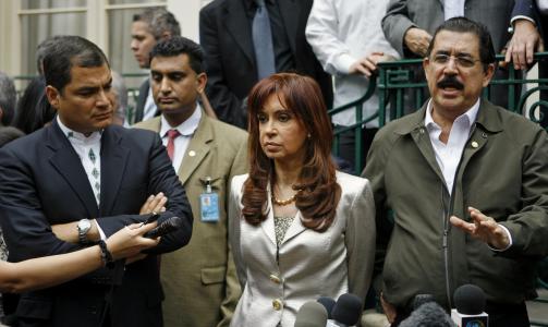 ST�R SAMLET: Ecuadors president Rafael Correa (t.v.), Argentinas president Cristina Fernandez (midten), og Honduras avsatte president Manuel Zelaya (t.h.) snakker med reportere utenfor Ecuadors ambassade i Washington i dag. Der varslet Zelaya at han vil reise tilbake til hjemlandet s�ndag i f�lge med presidentene fra Argentina og Ecuador, trass i at regimet truer med � arrestere ham.Foto: SCANPIX