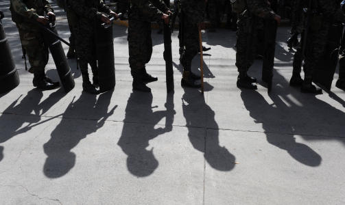 SPENT: I Tegucigalpa er stemningen stadig mer spent. Det er portforbud om natten, og det har v�rt store demonstrasjoner hele uka b�de til st�tte for kuppmakerne og Zelaya. Foto: SCANPIX