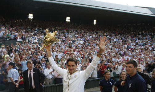 HISTORISK: Roger Federer triumferte  i Wimbledon for sjette gang p� sju �r.Foto: SCANPIX/AP Photo/Alastair Grant