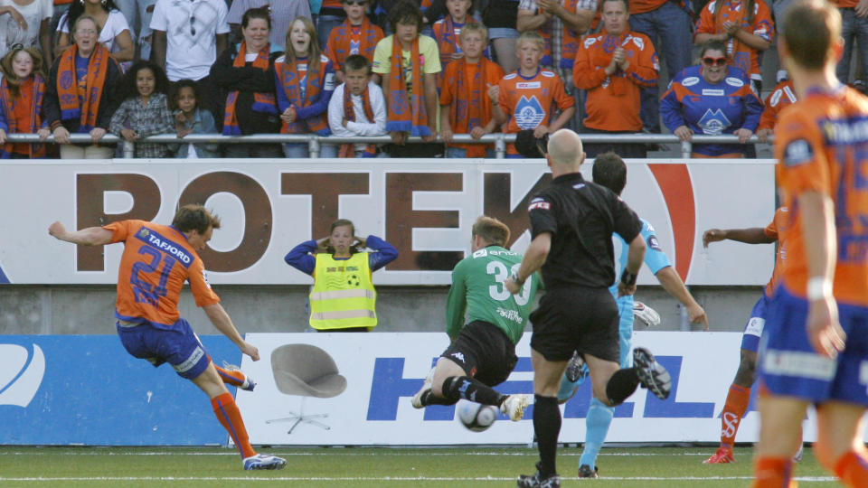 HARDT STRAFFET: En kommunikasjonssvikt mellom �yvind Bolthof og Amin Nouri s�rget for at Alexander Mathisen fikk en grei jobb med � sende Aalesund i ledelsen allerede etter fire minutter.Foto: Svein Ove Ekornesv�g / SCANPIX