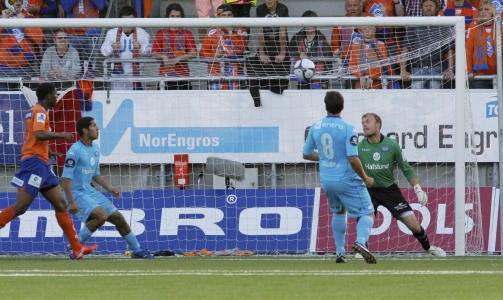 PERLE: Johan Arnengs 2-0 m�l var kampens store h�ydepunkt. Den tidligere VIF-spilleren rundet elegant bort Harmeet Singh og skrudde ballen opp i motsatt hj�rne.Foto: Svein Ove Ekornesv�g / SCANPIX