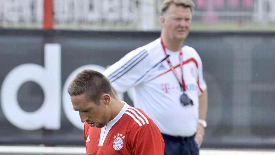 - M� L�SE PROBLEMET: Bayerns nyansatte trener Louis van Gaal observerer Franck Ribery under sin f�rste trening med laget. Han ber n� om en rask avklaring p� sp�rsm�let rundt en eventuell overgang for den franske stjernespilleren. Foto: Peter Kneffel, EPA/Scanpix