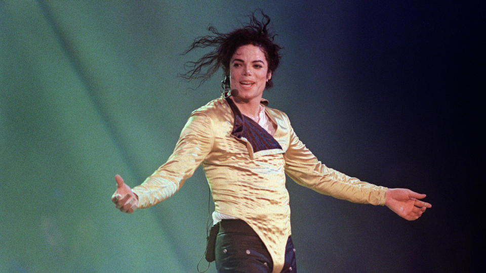 HEMMELIG VIDEO: I en video som avisa News of the World har publisert, snakker Michael Jackson blant annet om sitt forhold til barn og til ulike rykter som er publisert om ham. Dette bildet av Jackson er tatt i Manila i 1996. Foto: AFP/SCANPIX