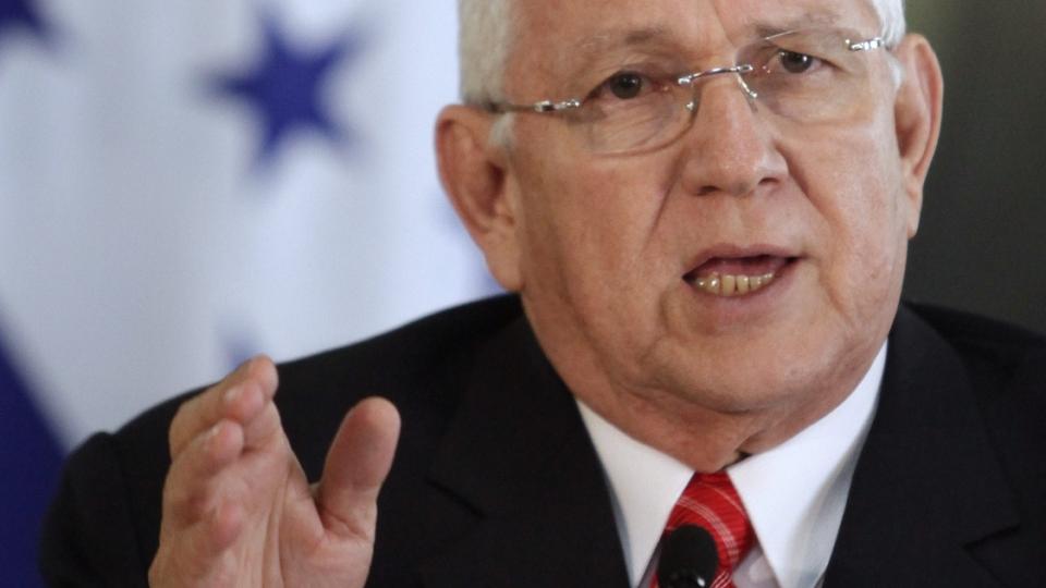 AVVISER KRAV: Honduras' interimspresident Roberto Micheletti vil ikke b�ye seg for kravene fra Organisasjonen for Amerikanske Stater (OAS) om � gjeninsette den styrtede presidenten Manuel Zelaya. Foto: AP/SCANPIX